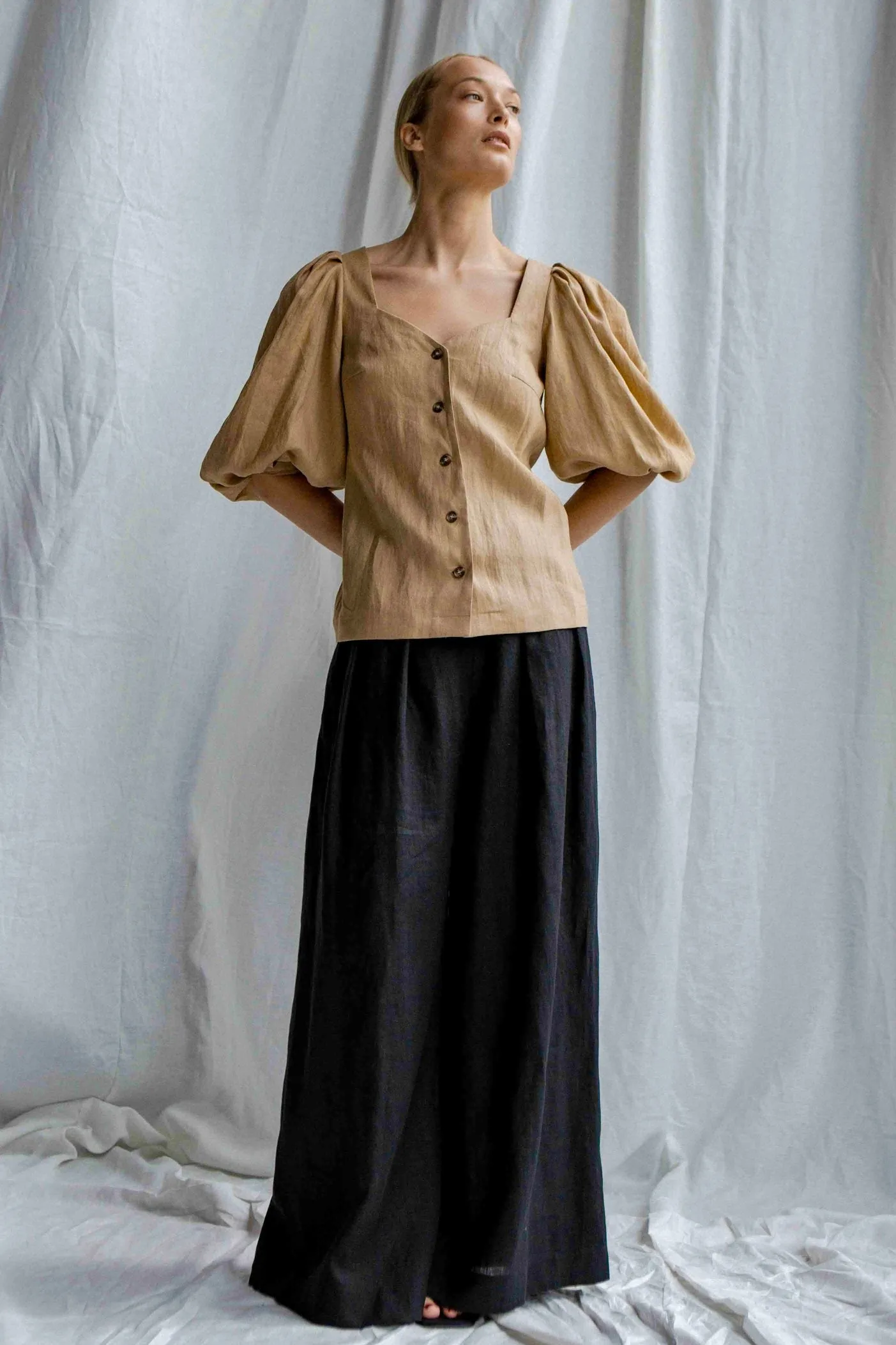 InAvati x Katia Beslik LINEN BLOUSE WITH PUFFED SLEEVES