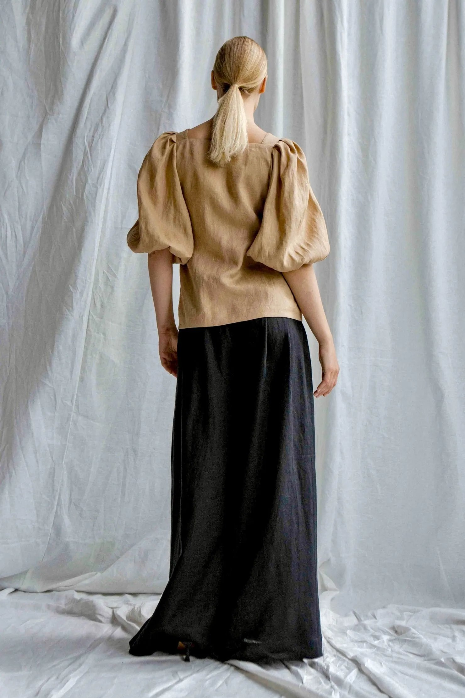 InAvati x Katia Beslik LINEN BLOUSE WITH PUFFED SLEEVES