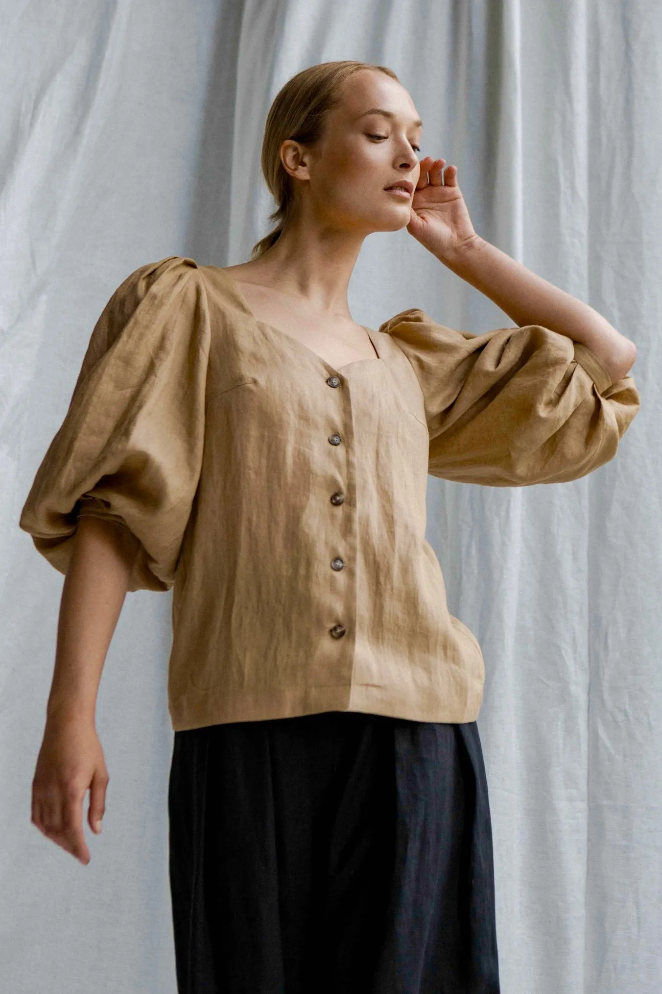 InAvati x Katia Beslik LINEN BLOUSE WITH PUFFED SLEEVES