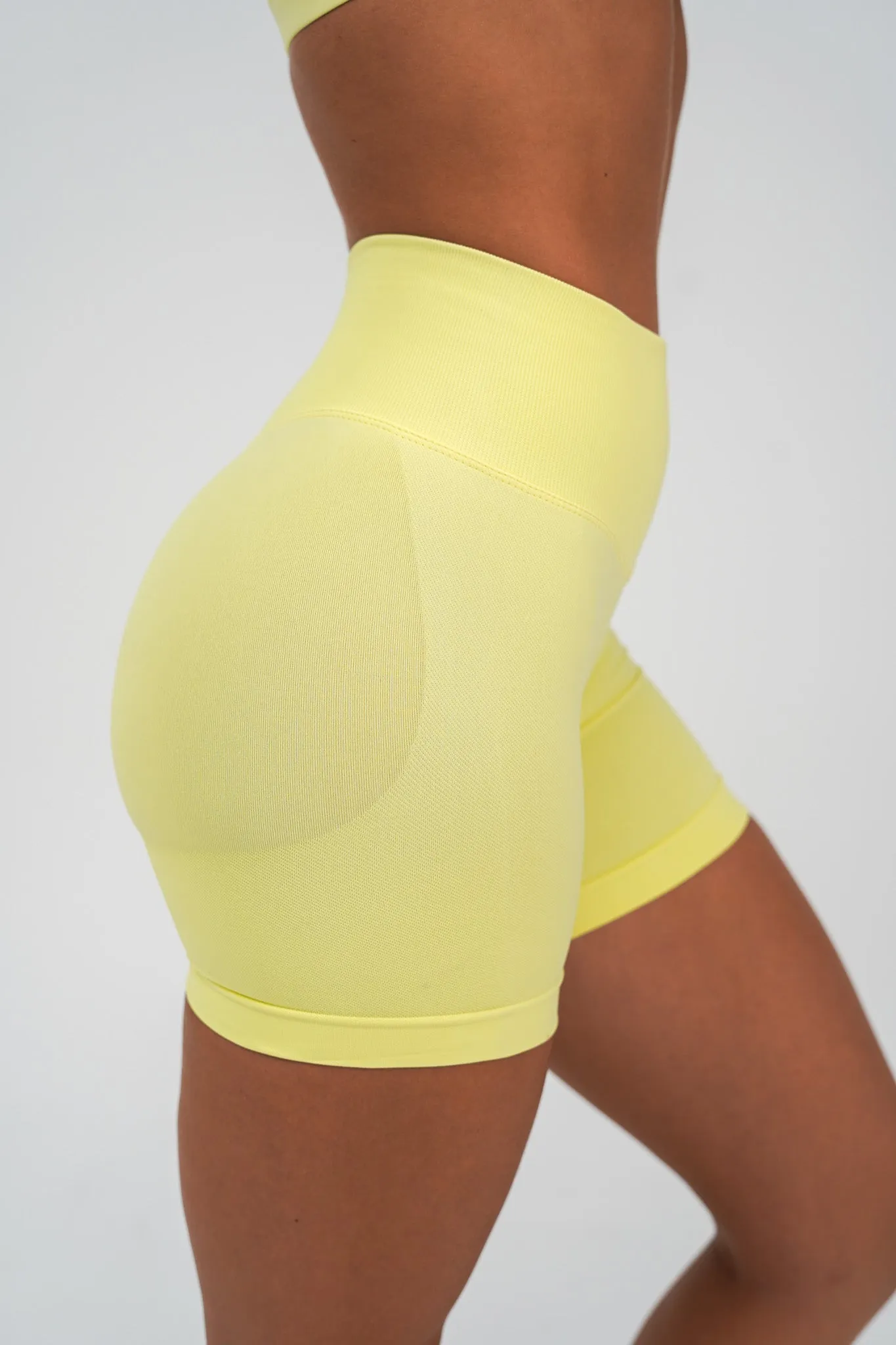 RECOIL HIGH WAIST SCRUNCH SHORTS - LEMON